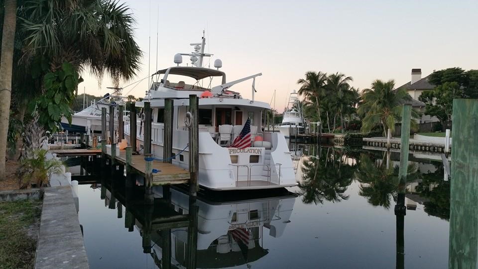 Hatteras legte in Palm Beach an und bereitete sich für Wohltätigkeitsorganisationen vor.